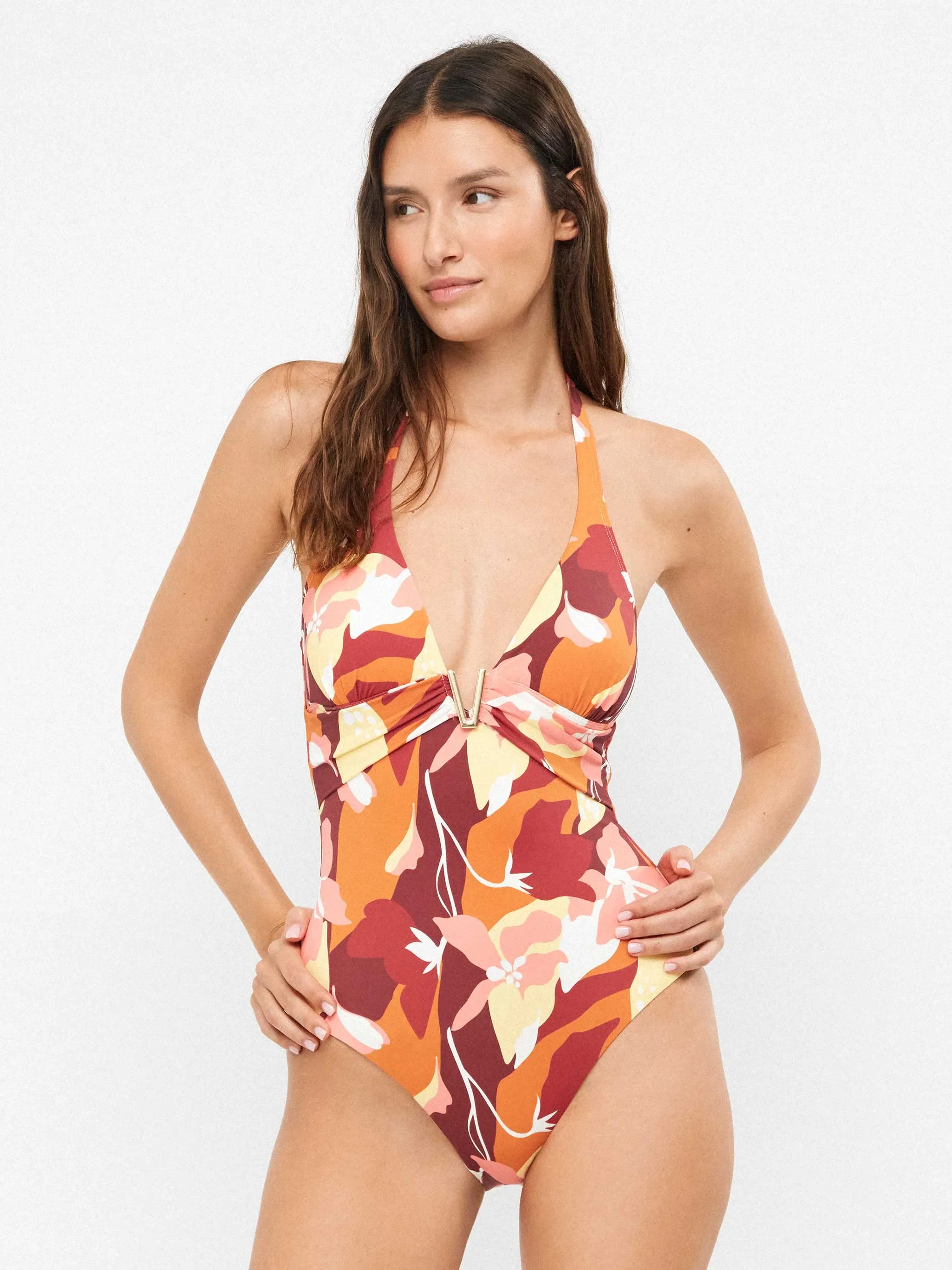 Bañador halter con foam fijo y detalle metálico en V en escote