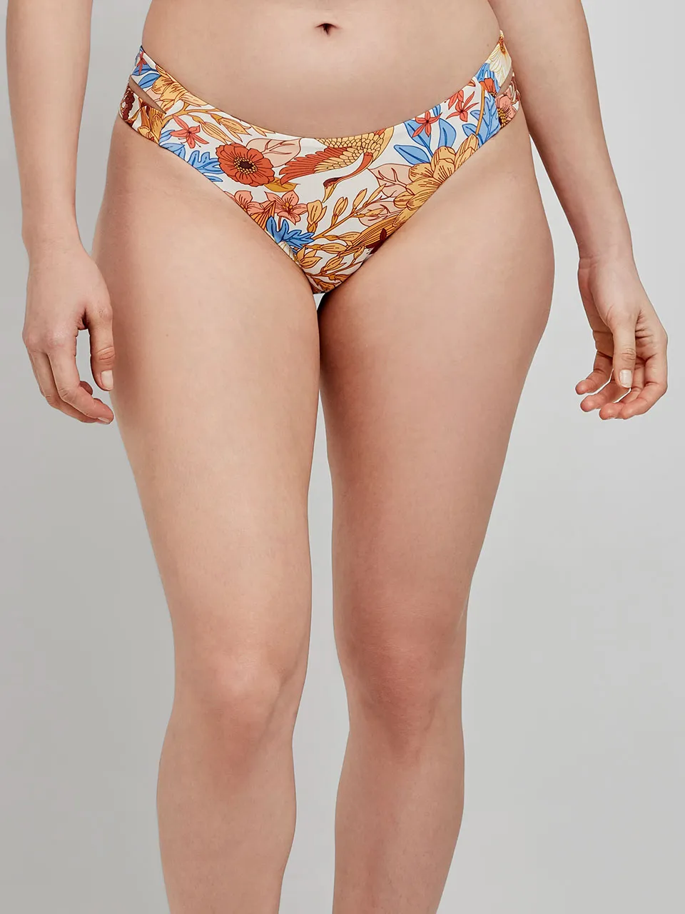 Braga bikini clásica con aberturas laterales y estampado floral retro