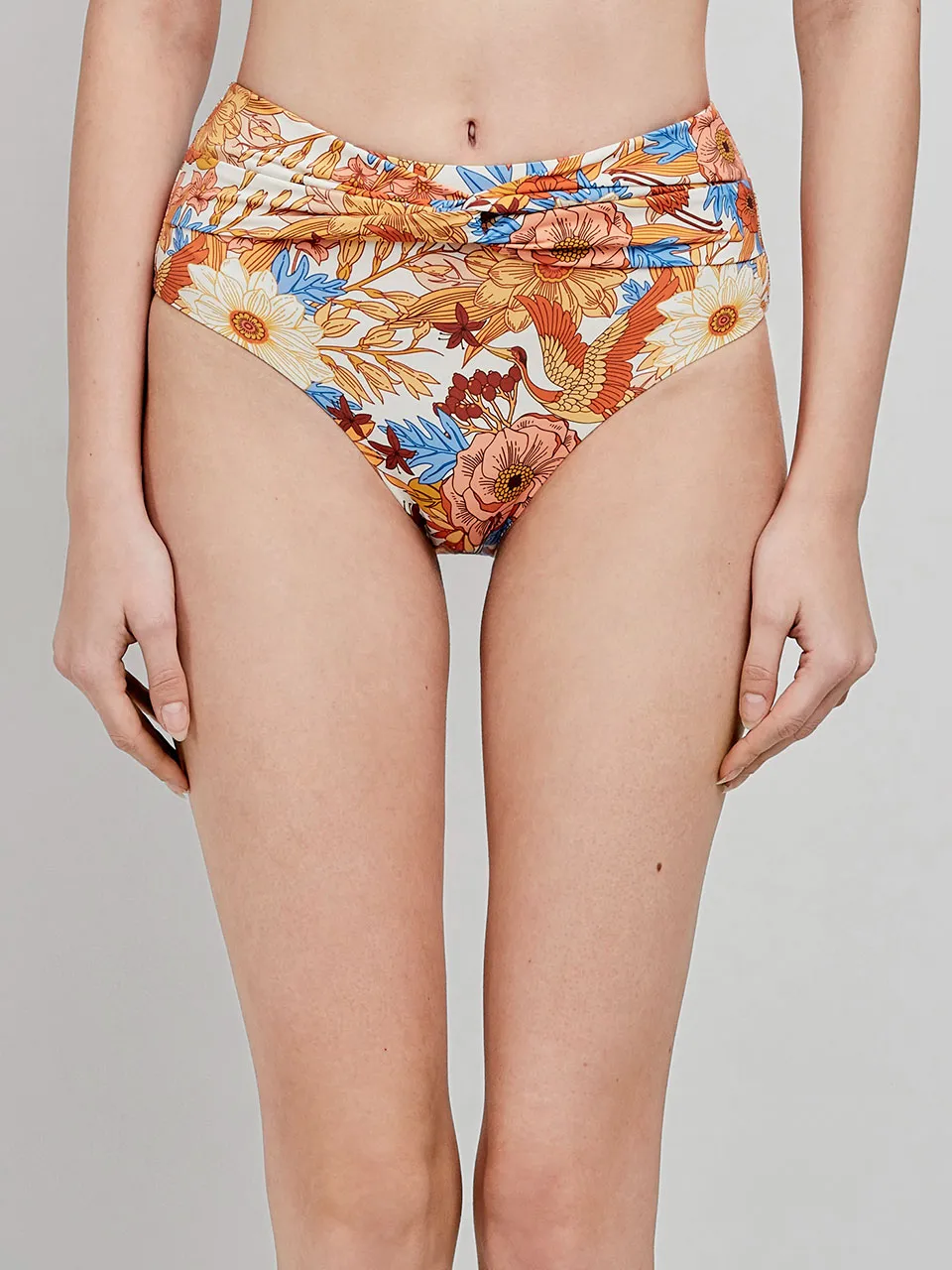 Braga bikini alta con cruce de tejido en cintura y estampado floral