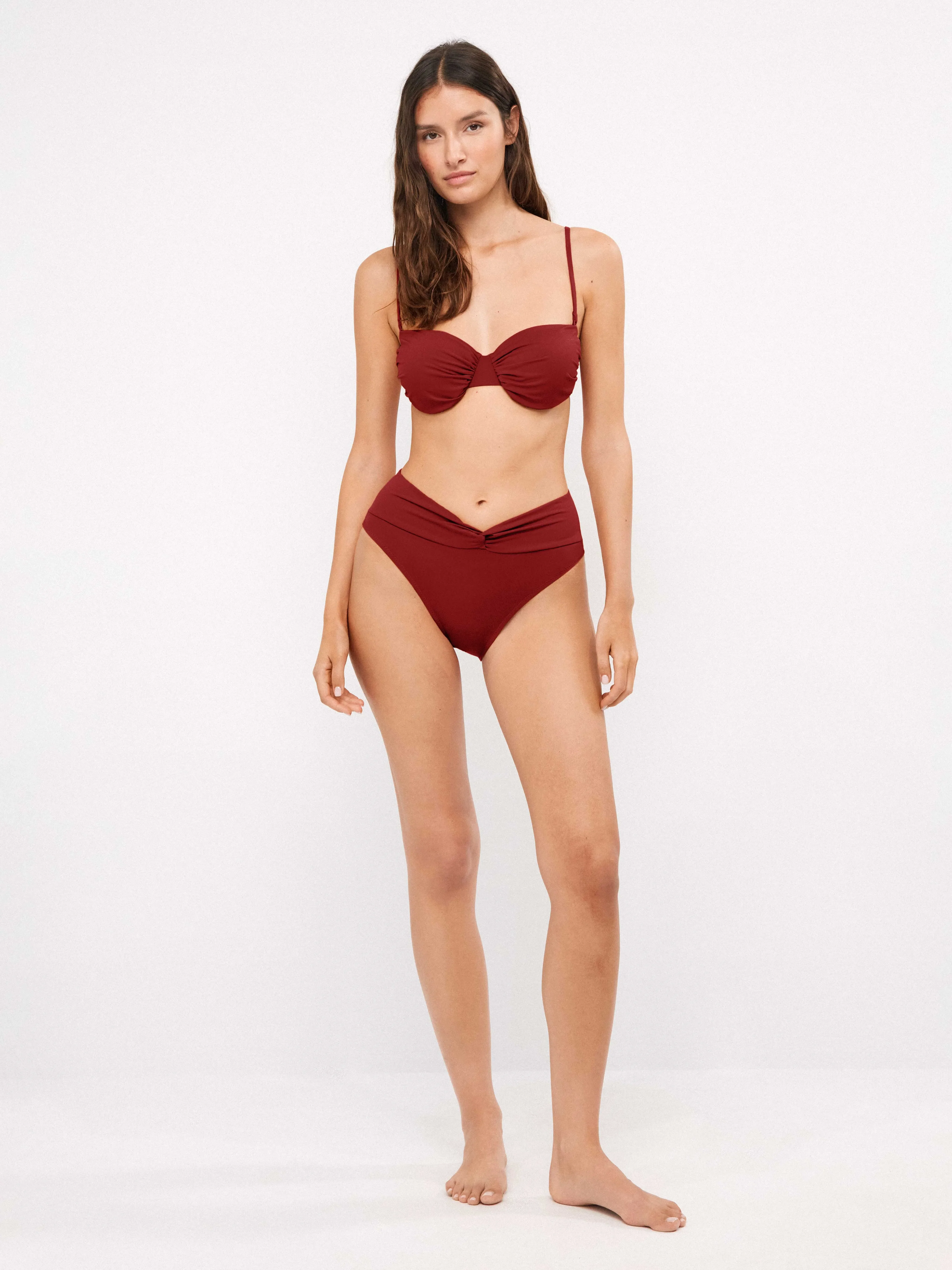 Braga bikini alta con nudo central en tejido liso