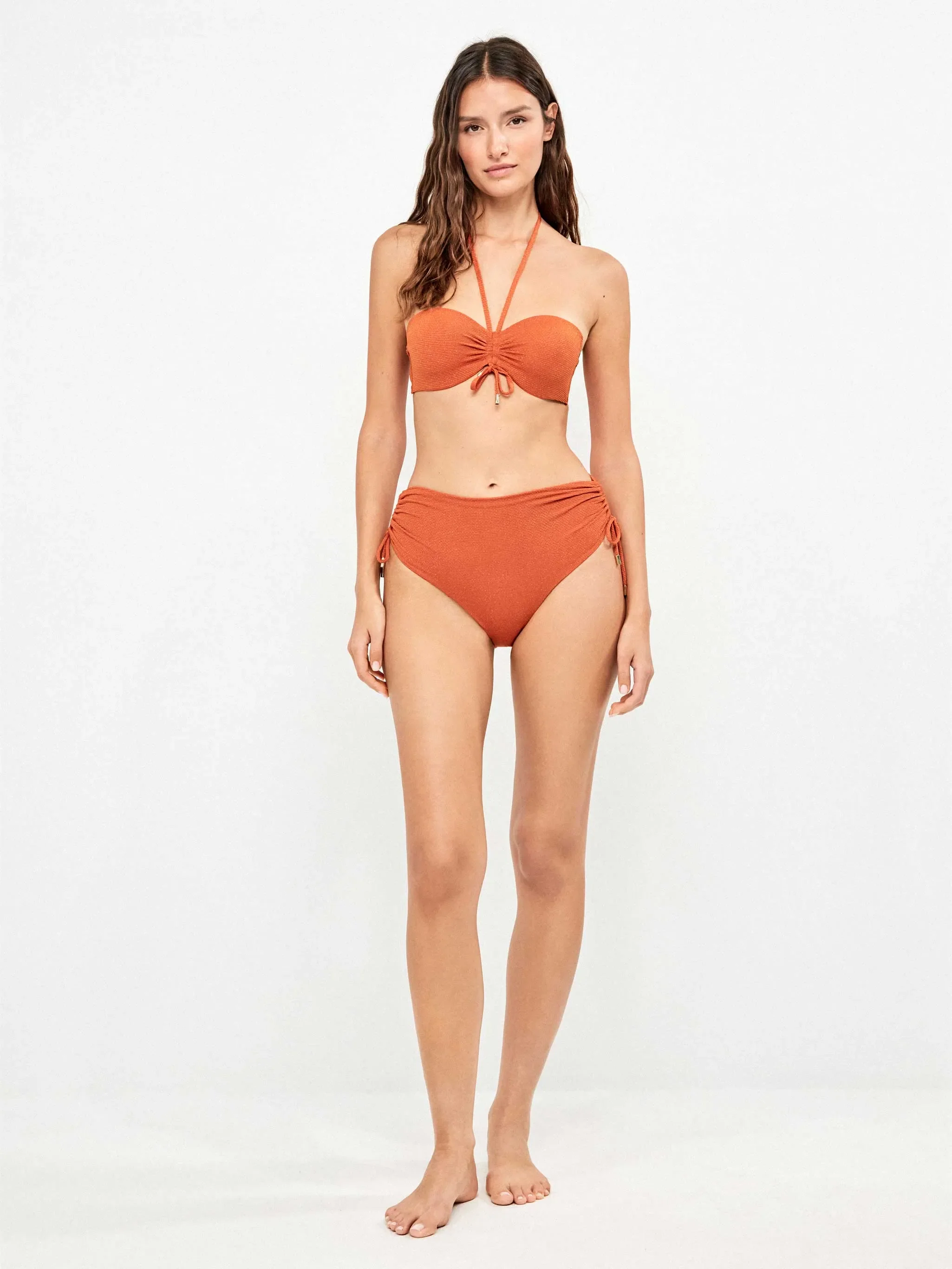 Braga bikini regulable en tejido piqué con acabado brillante