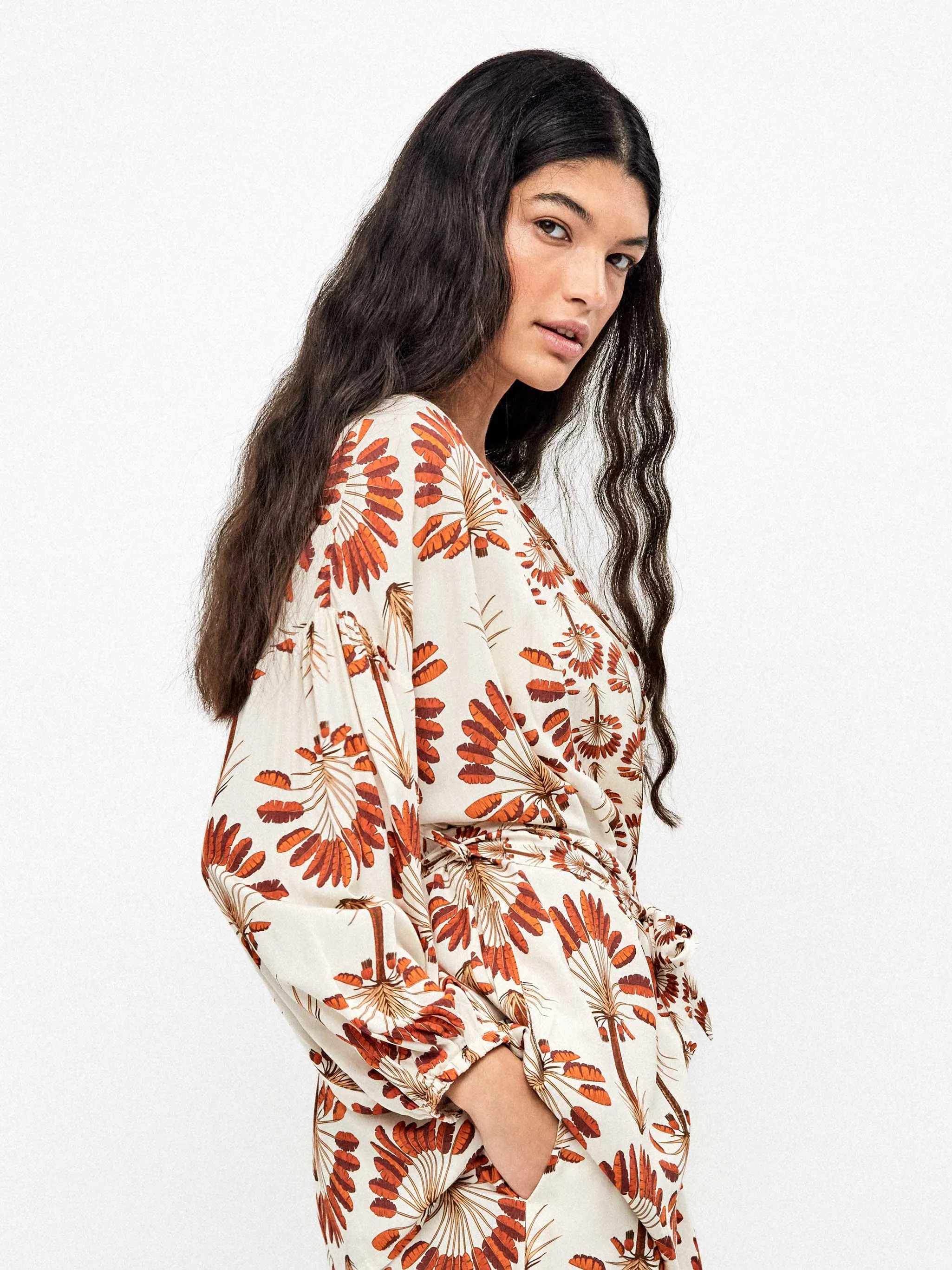 Kimono corto estampado de palmeras con ajustable en cintura