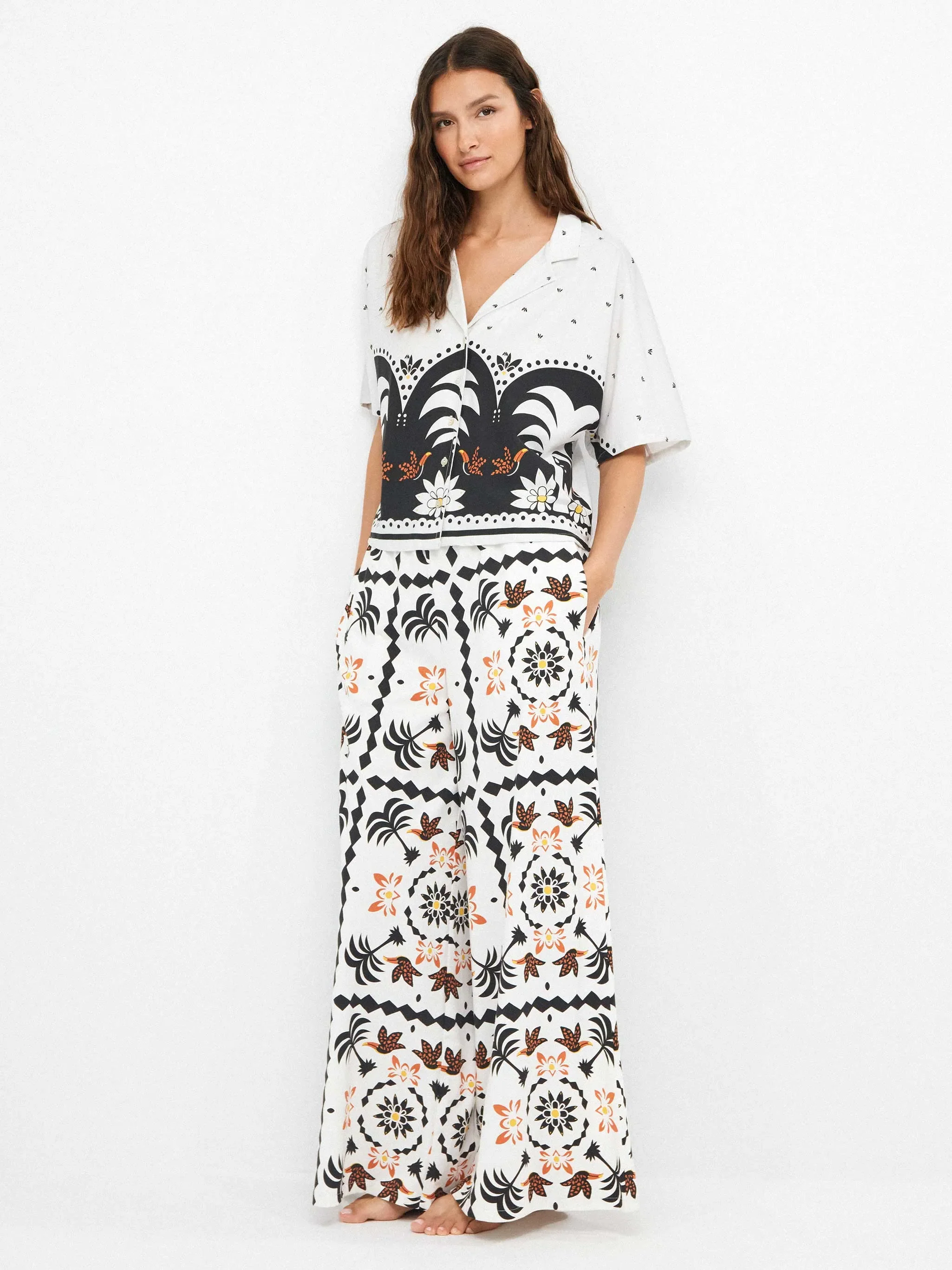 Pantalón largo ancho con estampado tropical con algodón