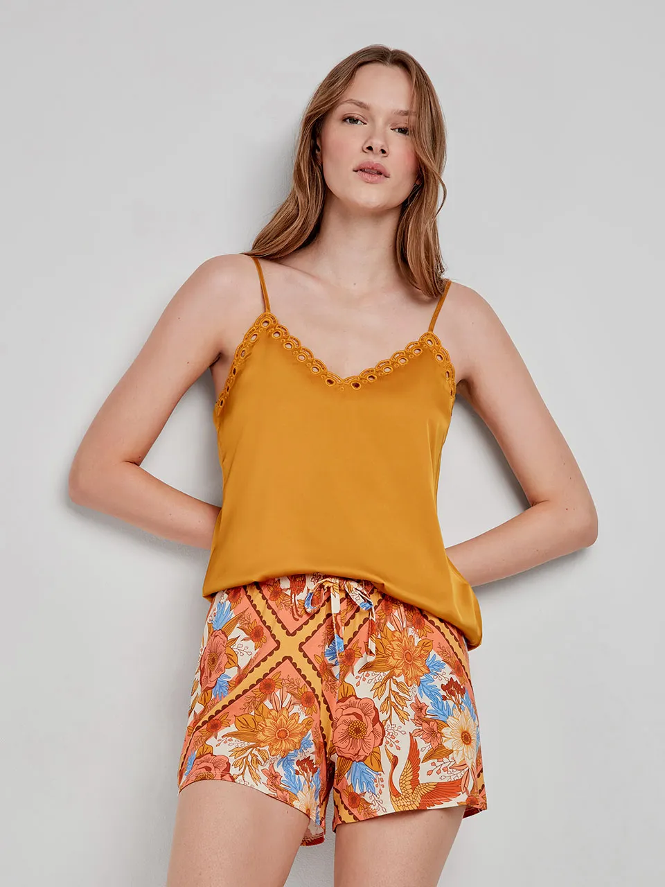 Pantalón corto con estampado oriental ajustable en cintura