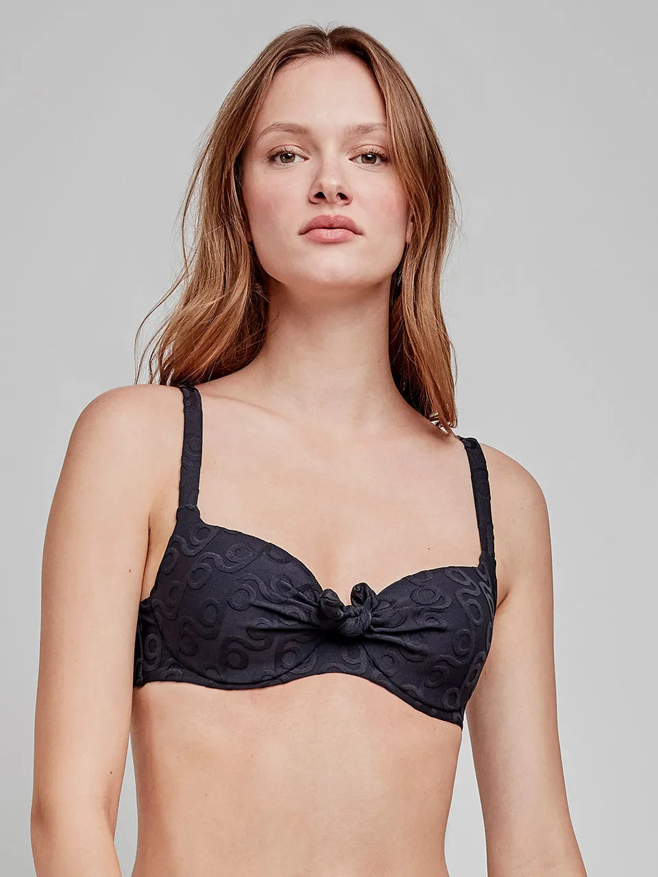 Top bikini capacidad con aro, foam y nudo en jacquard geométrico