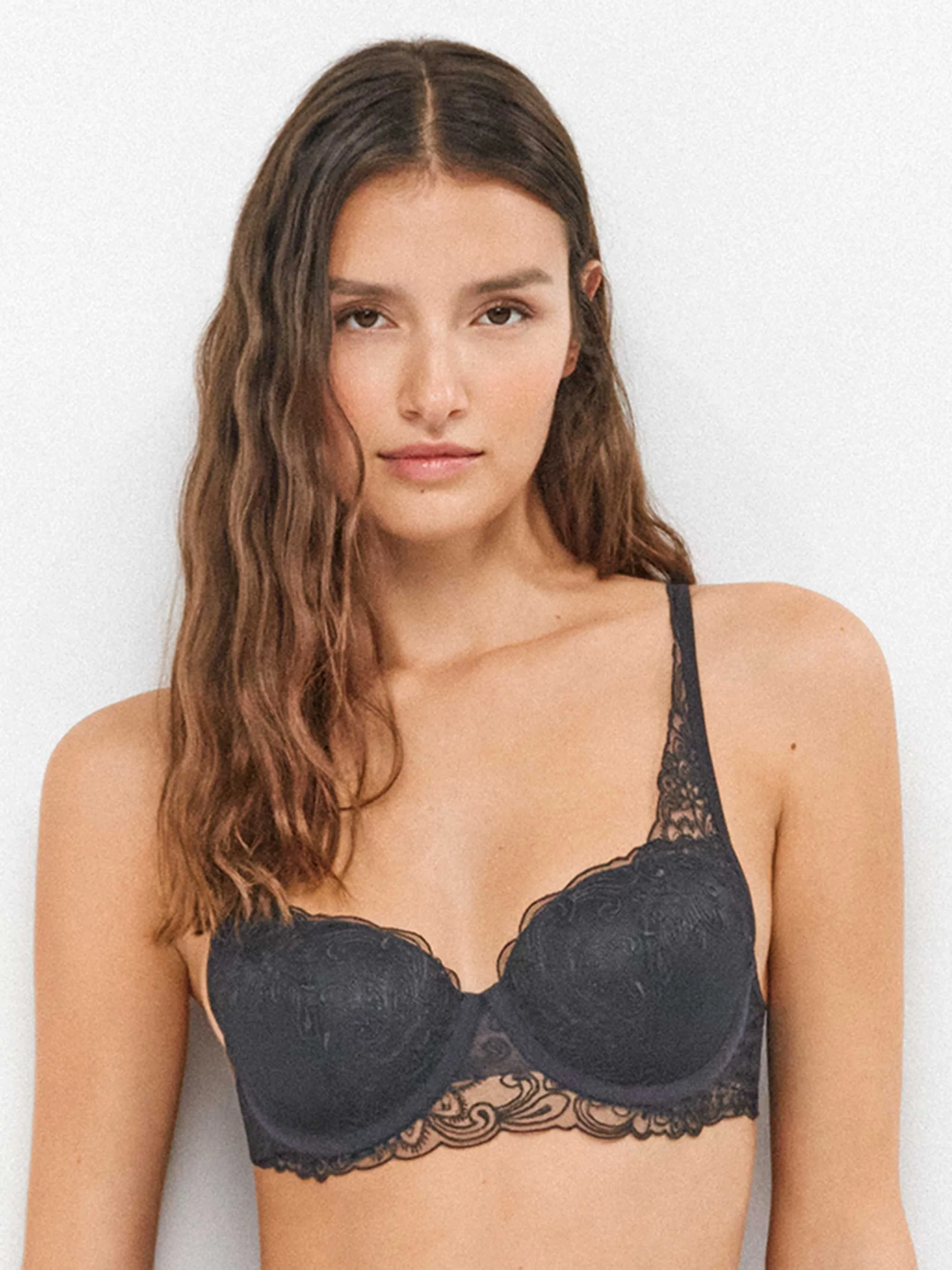 Sujetador bralette de capacidad con aro en tejido de tul y encaje. Copas B, C y D