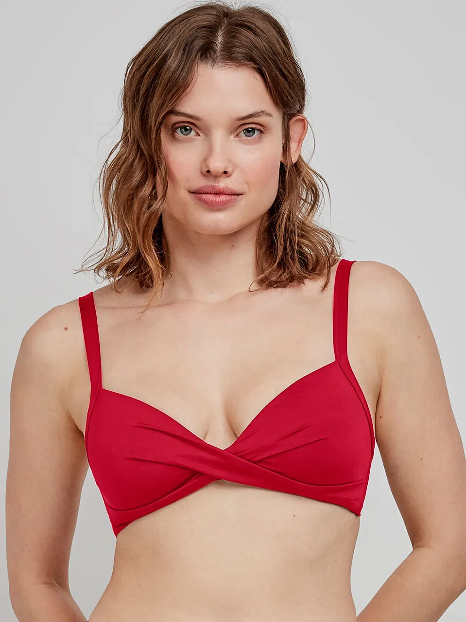 Top bikini capacidad sin aro, con foam y cruce de tejido en escote
