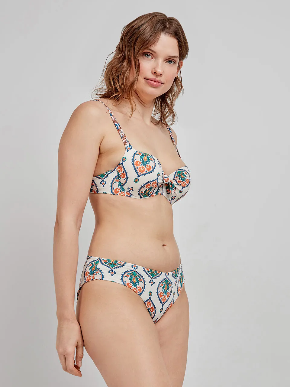 Top bikini capacidad con aro, foam, espalda ajustable y lazo